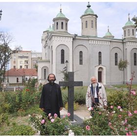 Свештеник Арсеније Арсенијевић и професор Бранко Мишић на месту будуће спомен-капеле / Фото А. Станковић