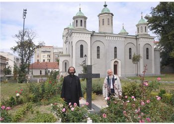 Свештеник Арсеније Арсенијевић и професор Бранко Мишић на месту будуће спомен-капеле / Фото А. Станковић