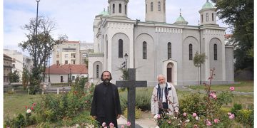 Свештеник Арсеније Арсенијевић и професор Бранко Мишић на месту будуће спомен-капеле / Фото А. Станковић