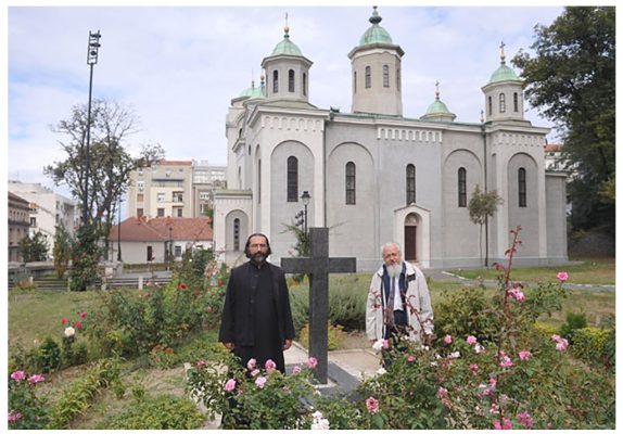 Свештеник Арсеније Арсенијевић и професор Бранко Мишић на месту будуће спомен-капеле / Фото А. Станковић