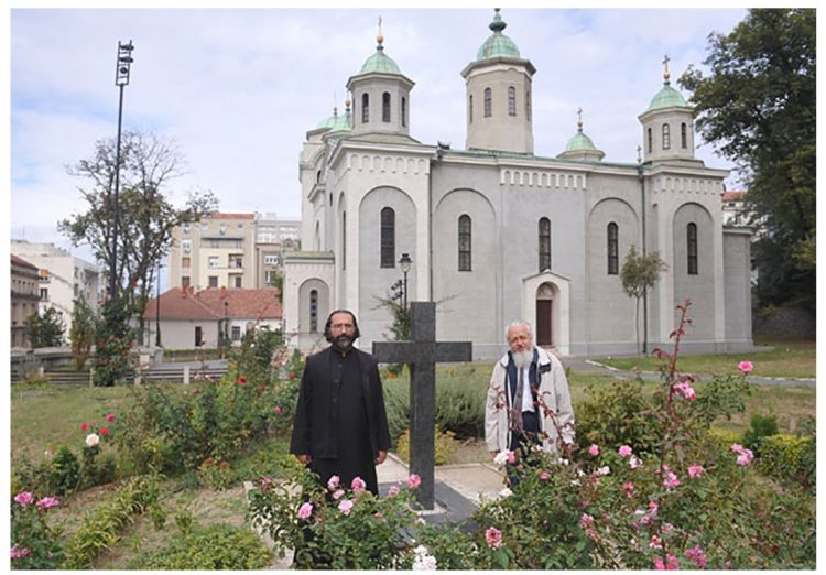 Свештеник Арсеније Арсенијевић и професор Бранко Мишић на месту будуће спомен-капеле / Фото А. Станковић
