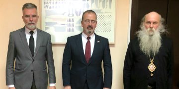 АМБАСАДОР СЈЕДИЊЕНИХ АМЕРИЧКИХ ДРЖАВА ПОСЕТИО МУЗЕЈ ЖРТАВА ГЕНОЦИДА