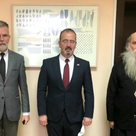 АМБАСАДОР СЈЕДИЊЕНИХ АМЕРИЧКИХ ДРЖАВА ПОСЕТИО МУЗЕЈ ЖРТАВА ГЕНОЦИДА