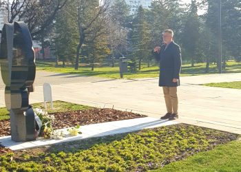 DIREKTOR MUZEJA ŽRTAVA GENOCIDA POLOŽIO CVEĆE KRAJ SPOMENIKA DECE ŽRTAVA NATO AGRESIJE