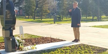 ДИРЕКТОР МУЗЕЈА ЖРТАВА ГЕНОЦИДА ПОЛОЖИО ЦВЕЋЕ КРАЈ СПОМЕНИКА ДЕЦЕ ЖРТАВА НАТО АГРЕСИЈЕ