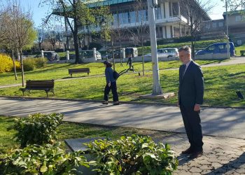 DIREKTOR MUZEJA ŽRTAVA GENOCIDA POLOŽIO CVEĆE KRAJ SPOMEN-OBELEŽJA ŽRTVAMA ŠESTOAPRILSKOG BOMBARDOVANjA