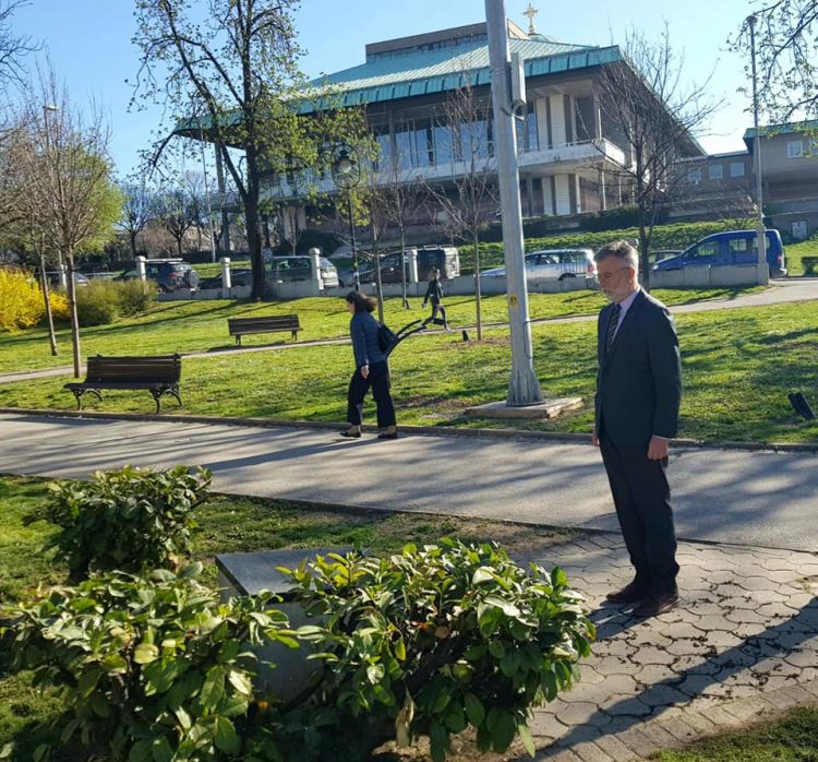 ДИРЕКТОР МУЗЕЈА ЖРТАВА ГЕНОЦИДА ПОЛОЖИО ЦВЕЋЕ КРАЈ СПОМЕН-ОБЕЛЕЖЈА ЖРТВАМА ШЕСТОАПРИЛСКОГ БОМБАРДОВАЊА