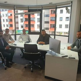 У ИСТОЧНОМ САРАЈЕВУ ОДРЖАН СУСРЕТ ДИРЕКТОРА МУЗЕЈА ЖРТАВА ГЕНОЦИДА СА ДИРЕКТОРИМА ЗАВОДА ЗА УЏБЕНИКЕ И НАСТАВБА СРЕДСТАВА РЕПУБЛИКЕ СРПСКЕ И КУЛТУРНОГ ЦЕНТРА У ИСТОЧНОМ НОВОМ САРАЈЕВУ