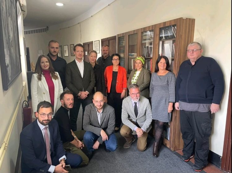 ЊИХОВА КРАЉЕВСКА ВИСОЧАНСТВА ПРИНЦ-НАСЛЕДНИК ФИЛИП И ПРИНЦЕЗА ДАНИЦА ПОСЕТИЛИ МУЗЕЈ ЖРТАВА ГЕНОЦИДА