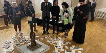 У КРУШЕВЦУ СВЕЧАНО ОТВОРЕНА ИЗЛОЖБА МУЗЕЈА ЖРТАВА ГЕНОЦИДА ПОД НАЗИВОМ „ПОВРАТАК : ПРИЧА КОЈА ТРАЈЕ“