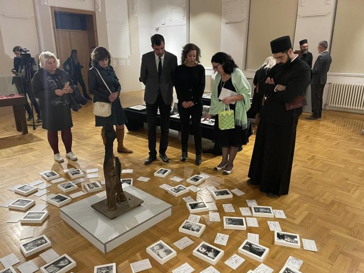 У КРУШЕВЦУ СВЕЧАНО ОТВОРЕНА ИЗЛОЖБА МУЗЕЈА ЖРТАВА ГЕНОЦИДА ПОД НАЗИВОМ „ПОВРАТАК : ПРИЧА КОЈА ТРАЈЕ“