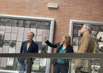 Direktor Muzeja žrtava genocida u Kragujevcu sa oficirima oružanih snaga Srbije i Ujedinjenog Kraljevstva