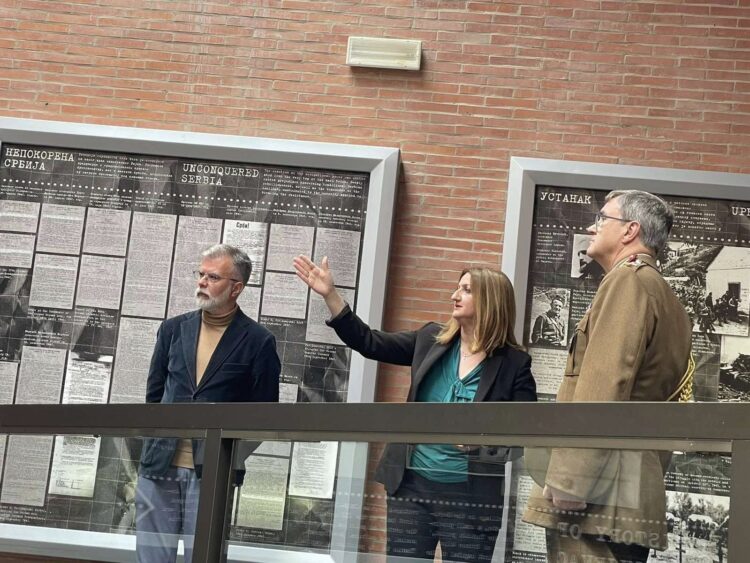 Директор Музеја жртава геноцида у Крагујевцу са официрима оружаних снага Србије и Уједињеног Краљевства