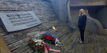 Po prvi put nakon 1945. godine jednom predstavniku srpske države omogućeno je da u zvaničnom svojstvu dođe u Jasenovac i oda počast svim nedužnim jasenovačkim žrtvama.