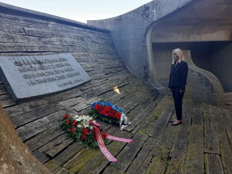 По први пут након 1945. године једном представнику српске државе омогућено је да у званичном својству дође у Јасеновац и ода почаст свим недужним јасеновачким жртвама.