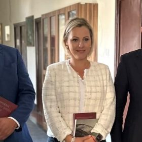 Г-ђа Јаел Менаш, народна посланица у Народној скупштини Републике Француске и председница парламентарне групе пријатељства Француска-Србија, у посети Музеју жртава геноцида.