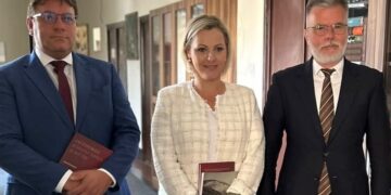 Г-ђа Јаел Менаш, народна посланица у Народној скупштини Републике Француске и председница парламентарне групе пријатељства Француска-Србија, у посети Музеју жртава геноцида.