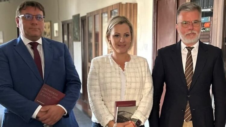 Г-ђа Јаел Менаш, народна посланица у Народној скупштини Републике Француске и председница парламентарне групе пријатељства Француска-Србија, у посети Музеју жртава геноцида.