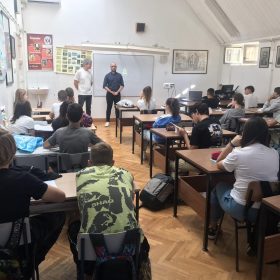 У ОШ „Краљ Петар II Карађорђевић" у Београду наше колеге Биљана Марцојевић и Никола Милошевски одржали су образовне програме намењене ученицима основношколског узраста.