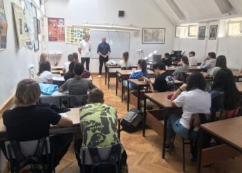 У ОШ „Краљ Петар II Карађорђевић" у Београду наше колеге Биљана Марцојевић и Никола Милошевски одржали су образовне програме намењене ученицима основношколског узраста.