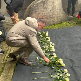 Највећа групна посета водећих светских стручњака и званичника, чланица IHRA, обишло Спомен-подручје ,,Јасеновац“