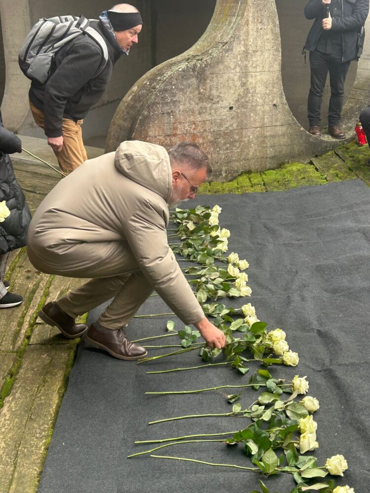 Највећа групна посета водећих светских стручњака и званичника, чланица IHRA, обишло Спомен-подручје ,,Јасеновац“