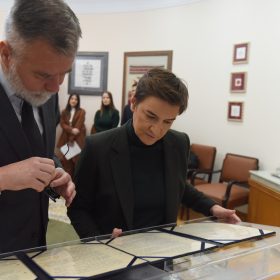Примопредаја оригинала Директиве бр. 25 којом је немачки канцелар Адолф Хитлер 28. марта 1941. године издао наређење за напад на Краљевину Југославију и Краљевину Грчку