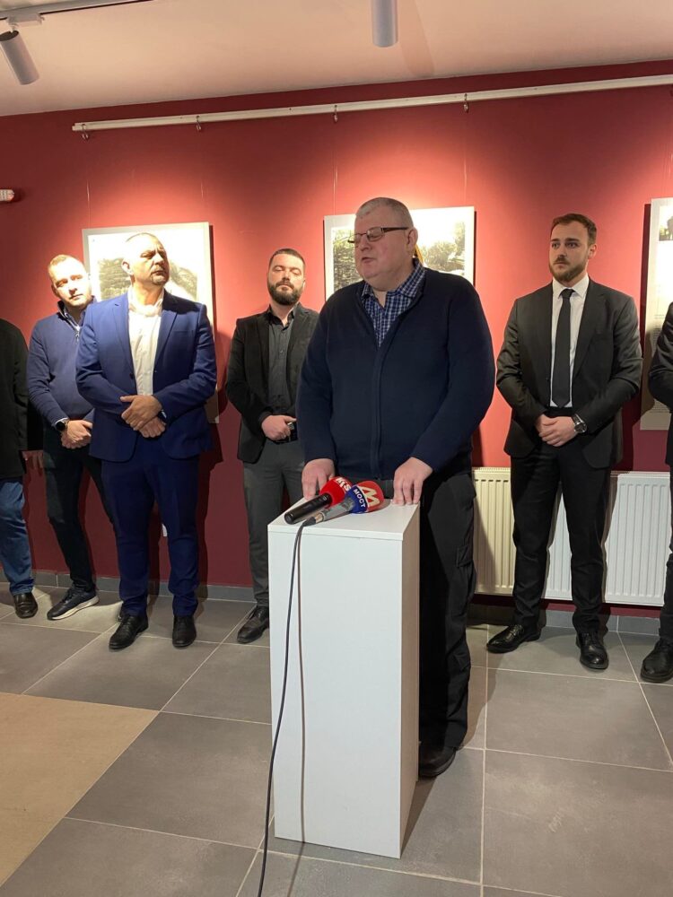 У Косовској Митровици отворена ауторска изложба др Ненада Антонијевића, музејског саветника у Музеју жртава геноцида, под називом ,,ПРЕЋУТАНИ ЗЛОЧИН: Зверства албанских квислинга над Србима и Јеврејима на Косову и Метохији у Другом светском рату“