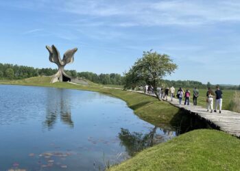 Група ученика и наставника Петнаесте београдске гимназије ,,Патријарх Павле“ боравила је у студијском боравку у Јасеновцу и Пакрацу