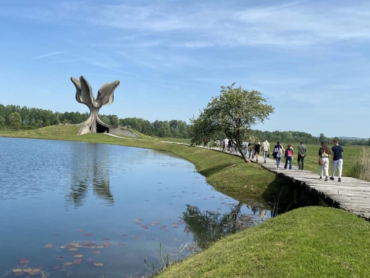 Група ученика и наставника Петнаесте београдске гимназије ,,Патријарх Павле“ боравила је у студијском боравку у Јасеновцу и Пакрацу