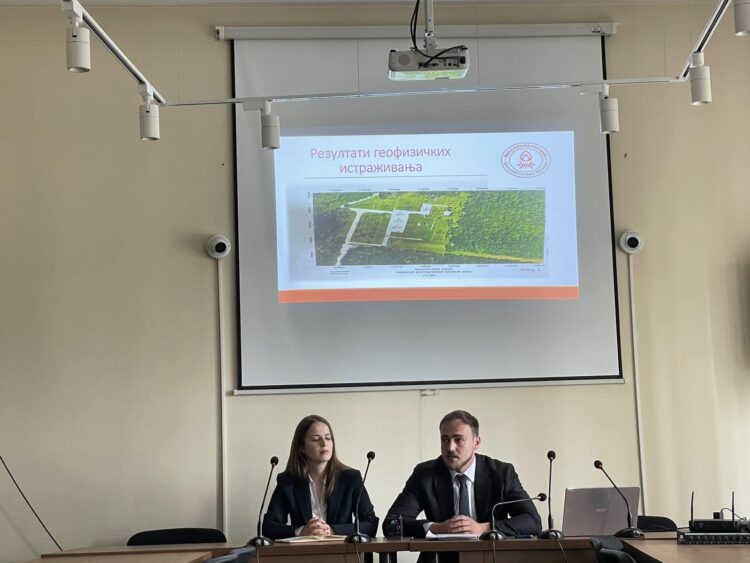 Конференција за медије поводом представљања резултата спроведених геофизичких (геомагнетних и георадарских) истраживања у Спомен-подручју ,,Јајинци“.