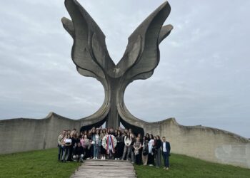 Ученици и професори Осме београдске гимназије посетили Јасеновац