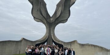 Ученици и професори Осме београдске гимназије посетили Јасеновац