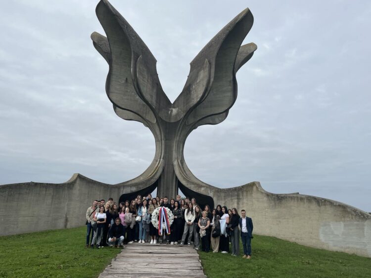 Ученици и професори Осме београдске гимназије посетили Јасеновац